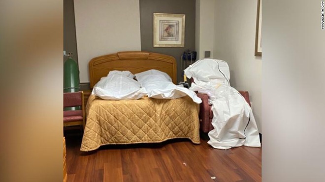 Hình ảnh tang thương tại một bệnh viện Mỹ giữa đại dịch Covid-19: Thi thể chất chồng, phải trữ trong phòng trống vì nhà xác đã quá tải - Ảnh 1.