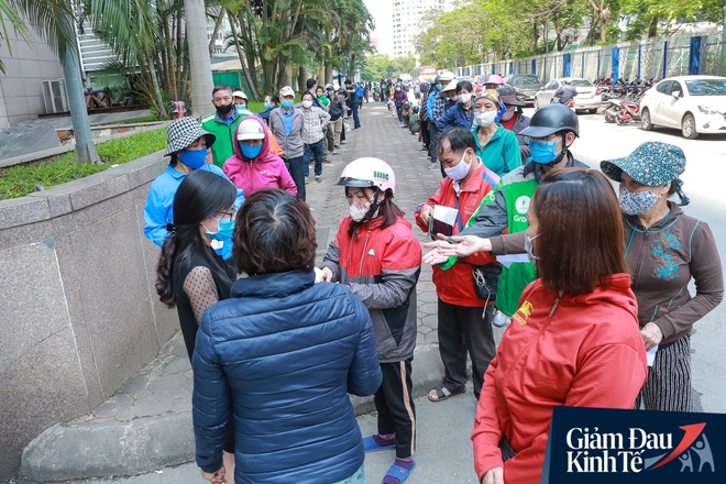 Hàng trăm người dân Hà Nội xếp hàng dài, chờ tới lượt để nhận nhu yếu phẩm tại siêu thị hạnh phúc - Ảnh 5.