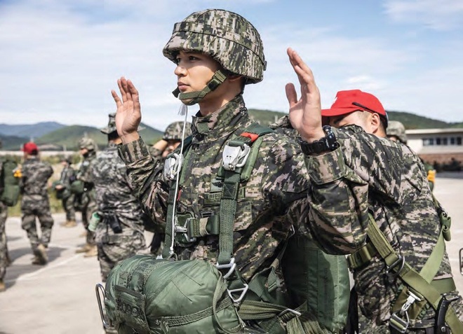 Cả dàn hậu cung Việt đang rôm rả vì bộ ảnh tại ngũ soái đến nghẹt thở, như poster Hậu duệ mặt trời của 1 nam thần Kpop - Ảnh 5.