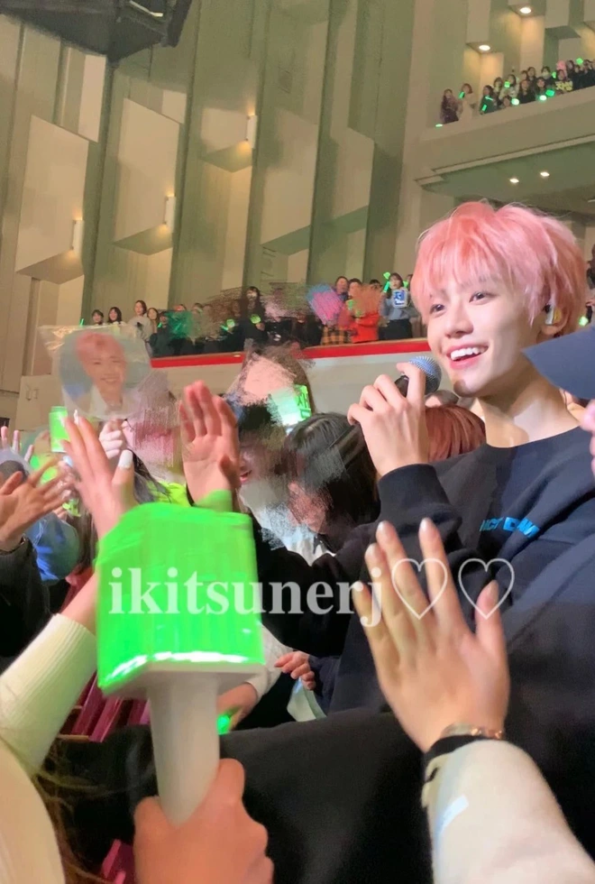 Hé lộ nhan sắc thật của loạt idol Kpop qua ảnh chụp vội ở concert: Tứk vì ánh sáng kém, camera thường không dìm nổi - Ảnh 5.