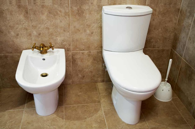 Không mua nổi giấy vệ sinh, người Mỹ chuyển sang sốt... vòi xịt toilet giữa đại dịch Covid-19: Cháy hàng trên mọi mặt trận - Ảnh 3.