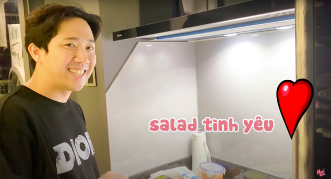 Nhìn Trấn Thành cặm cụi làm “salad tình yêu” lúc nửa đêm mới thấy anh Xìn chiều vợ đến mức nào, thế này thì Hari còn lâu mới giảm cân được - Ảnh 1.