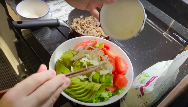 Nhìn Trấn Thành cặm cụi làm “salad tình yêu” lúc nửa đêm mới thấy anh Xìn chiều vợ đến mức nào, thế này thì Hari còn lâu mới giảm cân được - Ảnh 11.