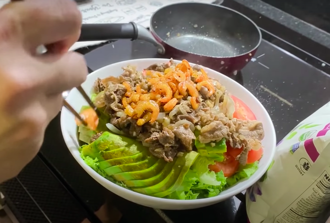 Nhìn Trấn Thành cặm cụi làm “salad tình yêu” lúc nửa đêm mới thấy anh Xìn chiều vợ đến mức nào, thế này thì Hari còn lâu mới giảm cân được - Ảnh 12.