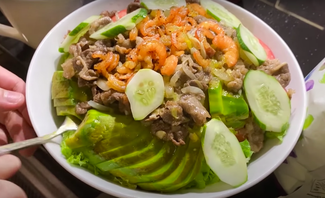 Nhìn Trấn Thành cặm cụi làm “salad tình yêu” lúc nửa đêm mới thấy anh Xìn chiều vợ đến mức nào, thế này thì Hari còn lâu mới giảm cân được - Ảnh 13.