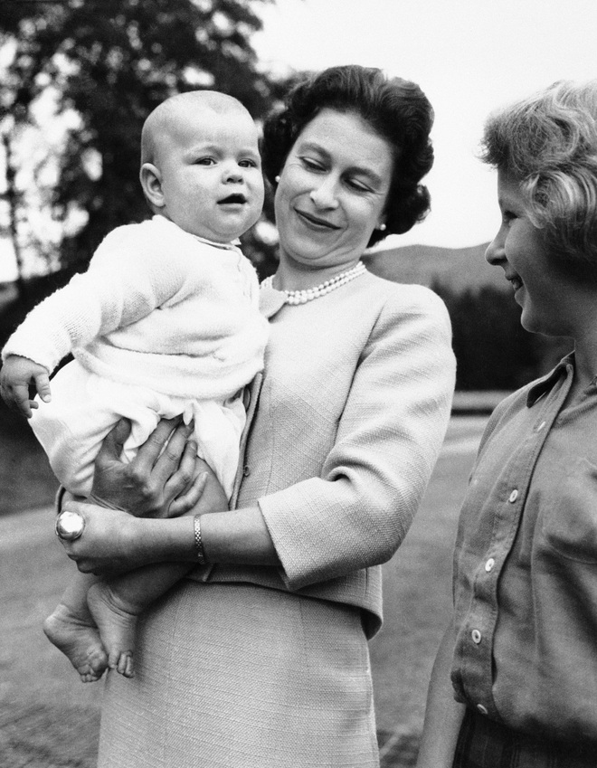 Cuộc đời Nữ hoàng Elizabeth II qua ảnh: Vị nữ vương ngồi trên ngai vàng lâu nhất trong lịch sử các vương triều của nước Anh - Ảnh 10.