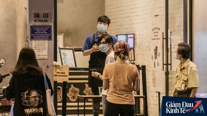 Một loạt quán xá Sài Gòn đã mở cửa trở lại sau chuỗi ngày dài cách ly: Nơi thì tấp nập khách, chỗ vẫn vắng hoe như cũ - Ảnh 24.