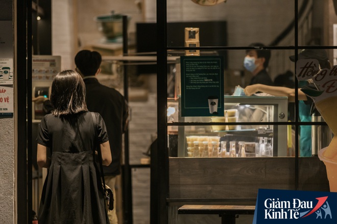 Một loạt quán xá Sài Gòn đã mở cửa trở lại sau chuỗi ngày dài cách ly: Nơi thì tấp nập khách, chỗ vẫn vắng hoe như cũ - Ảnh 21.