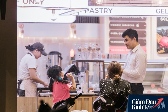 Một loạt quán xá Sài Gòn đã mở cửa trở lại sau chuỗi ngày dài cách ly: Nơi thì tấp nập khách, chỗ vẫn vắng hoe như cũ - Ảnh 32.