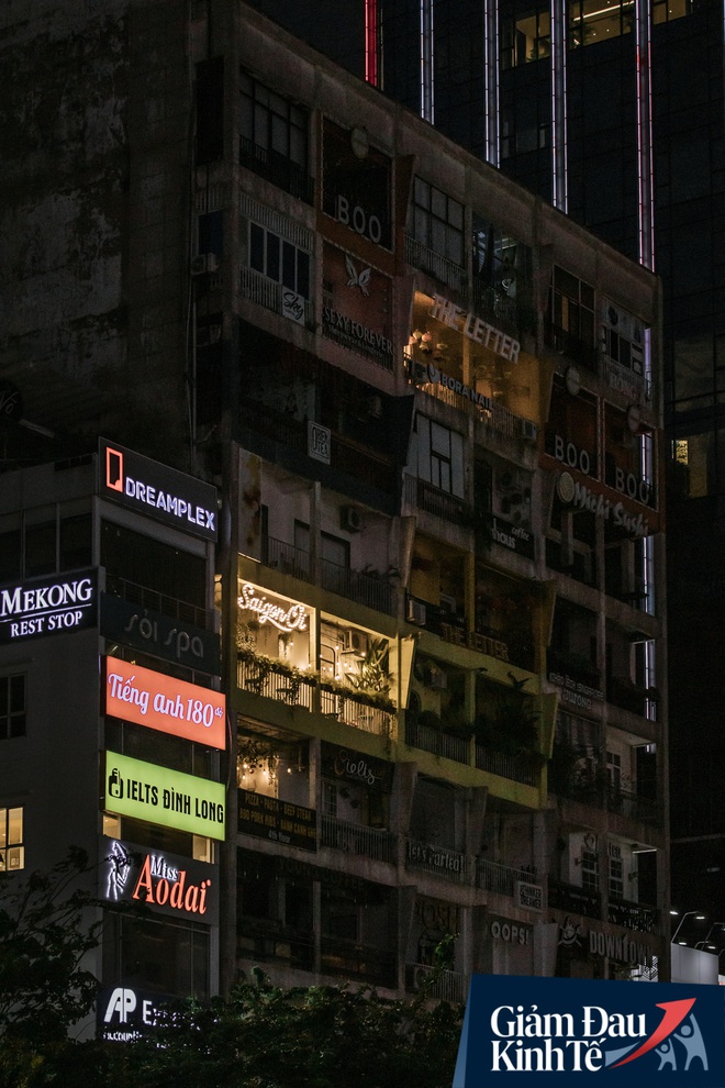 Một loạt quán xá Sài Gòn đã mở cửa trở lại sau chuỗi ngày dài cách ly: Nơi thì tấp nập khách, chỗ vẫn vắng hoe như cũ - Ảnh 16.