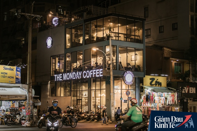 Một loạt quán xá Sài Gòn đã mở cửa trở lại sau chuỗi ngày dài cách ly: Nơi thì tấp nập khách, chỗ vẫn vắng hoe như cũ - Ảnh 9.