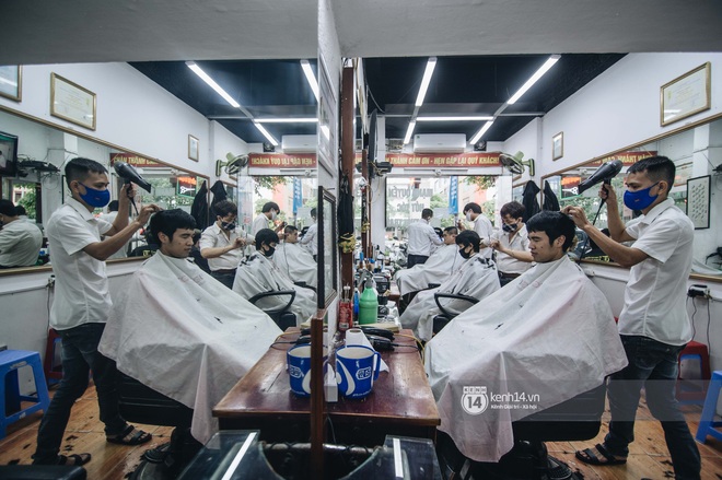 Người Hà Nội ngồi đợi được cắt tóc sau 3 tuần cách ly xã hội - Ảnh 3.