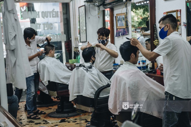 Người Hà Nội ngồi đợi được cắt tóc sau 3 tuần cách ly xã hội - Ảnh 5.