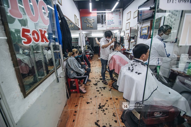 Người Hà Nội ngồi đợi được cắt tóc sau 3 tuần cách ly xã hội - Ảnh 2.