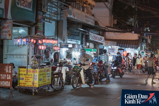 Hàng quán tại khu chợ bình dân nức tiếng nhất Sài Gòn hậu cách ly xã hội: Cảnh tấp nập đã trở lại, người bán và mua vẫn “đề phòng là trên hết” - Ảnh 5.