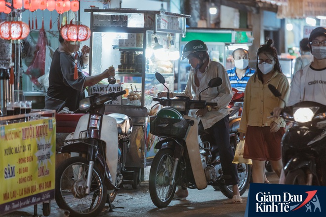 Hàng quán tại khu chợ bình dân nức tiếng nhất Sài Gòn hậu cách ly xã hội: Cảnh tấp nập đã trở lại, người bán và mua vẫn “đề phòng là trên hết” - Ảnh 8.