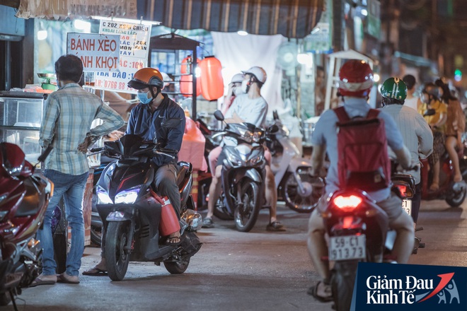 Hàng quán tại khu chợ bình dân nức tiếng nhất Sài Gòn hậu cách ly xã hội: Cảnh tấp nập đã trở lại, người bán và mua vẫn “đề phòng là trên hết” - Ảnh 9.