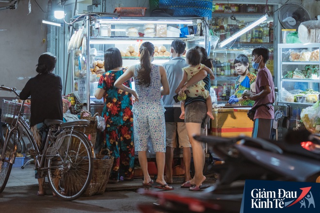Hàng quán tại khu chợ bình dân nức tiếng nhất Sài Gòn hậu cách ly xã hội: Cảnh tấp nập đã trở lại, người bán và mua vẫn “đề phòng là trên hết” - Ảnh 7.