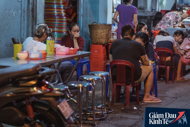 Hàng quán tại khu chợ bình dân nức tiếng nhất Sài Gòn hậu cách ly xã hội: Cảnh tấp nập đã trở lại, người bán và mua vẫn “đề phòng là trên hết” - Ảnh 15.