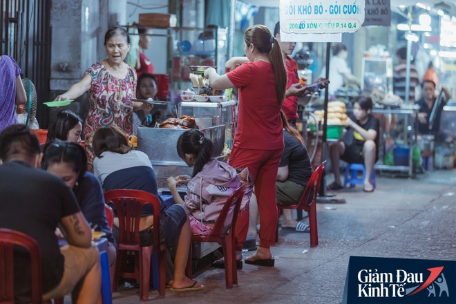 Hàng quán tại khu chợ bình dân nức tiếng nhất Sài Gòn hậu cách ly xã hội: Cảnh tấp nập đã trở lại, người bán và mua vẫn “đề phòng là trên hết” - Ảnh 2.