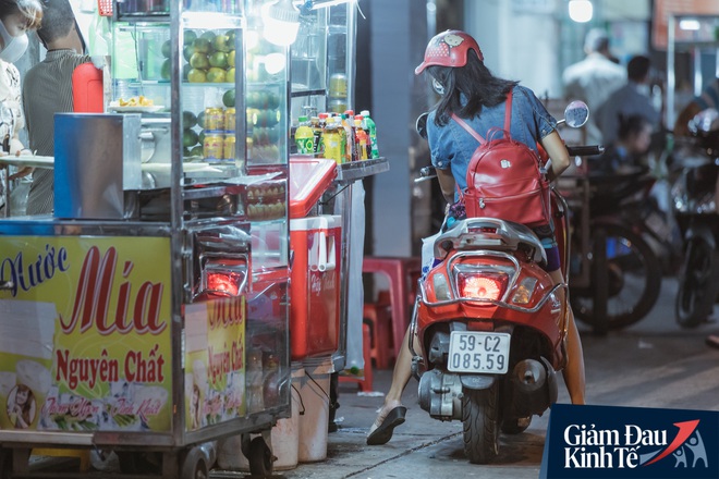 Hàng quán tại khu chợ bình dân nức tiếng nhất Sài Gòn hậu cách ly xã hội: Cảnh tấp nập đã trở lại, người bán và mua vẫn “đề phòng là trên hết” - Ảnh 10.