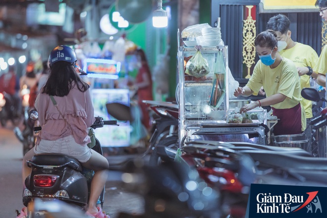 Hàng quán tại khu chợ bình dân nức tiếng nhất Sài Gòn hậu cách ly xã hội: Cảnh tấp nập đã trở lại, người bán và mua vẫn “đề phòng là trên hết” - Ảnh 17.