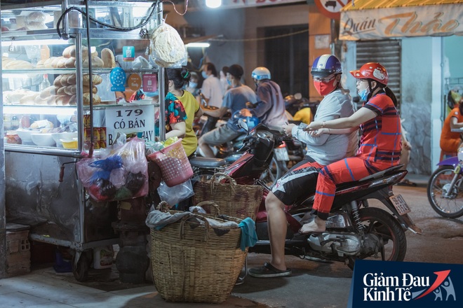 Hàng quán tại khu chợ bình dân nức tiếng nhất Sài Gòn hậu cách ly xã hội: Cảnh tấp nập đã trở lại, người bán và mua vẫn “đề phòng là trên hết” - Ảnh 18.