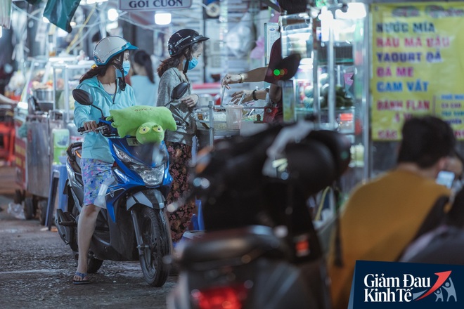 Hàng quán tại khu chợ bình dân nức tiếng nhất Sài Gòn hậu cách ly xã hội: Cảnh tấp nập đã trở lại, người bán và mua vẫn “đề phòng là trên hết” - Ảnh 20.