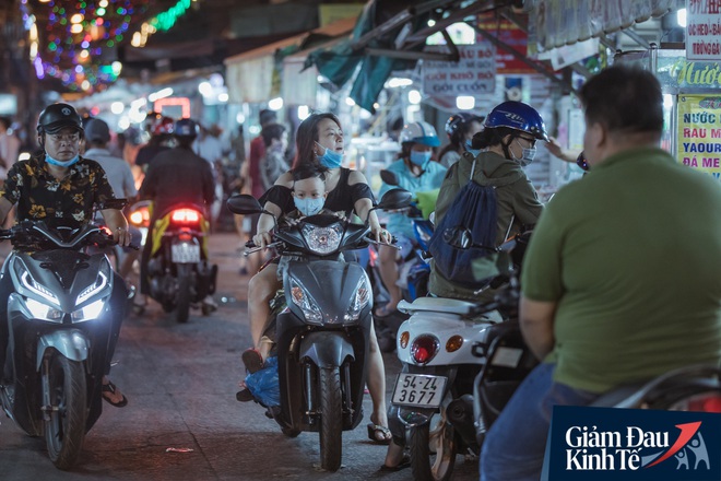Hàng quán tại khu chợ bình dân nức tiếng nhất Sài Gòn hậu cách ly xã hội: Cảnh tấp nập đã trở lại, người bán và mua vẫn “đề phòng là trên hết” - Ảnh 19.