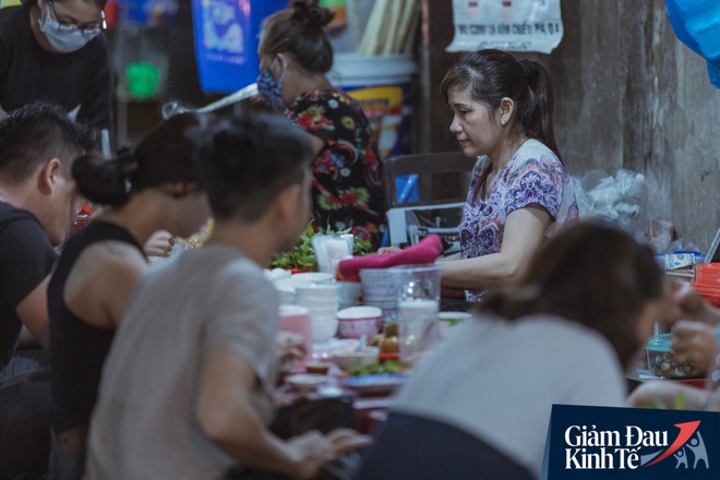 Hàng quán tại khu chợ bình dân nức tiếng nhất Sài Gòn hậu cách ly xã hội: Cảnh tấp nập đã trở lại, người bán và mua vẫn “đề phòng là trên hết” - Ảnh 14.