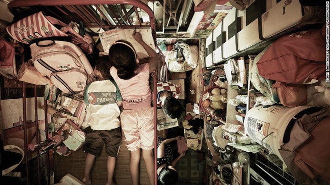 Bi kịch thế giới nhà chuồng cọp ở Hong Kong những ngày cách ly xã hội: Mỗi phòng cả chục người, giãn cách kiểu gì bây giờ? - Ảnh 1.