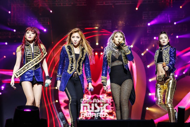 5 khoảnh khắc lịch sử của Kpop: SNSD cùng biển đen đáng quên, sân khấu cuối cùng của 2NE1 nhưng sốc nhất là màn khóa môi bỏng mắt của Trouble Maker - Ảnh 4.