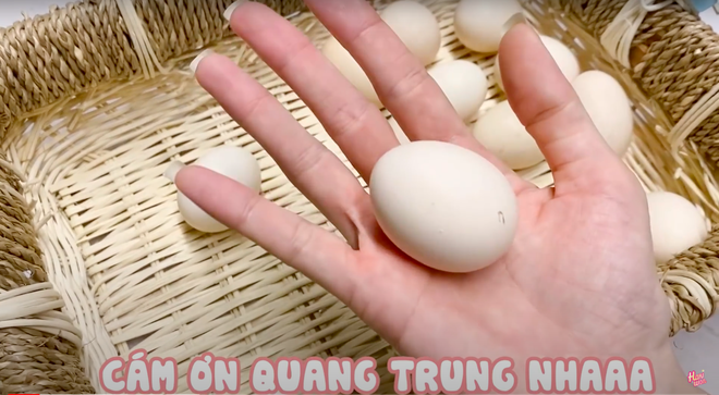 Không biết nấu nhiều món nhưng vẫn muốn quay vlog nấu ăn, Hari Won bèn hướng dẫn dân tình… cách luộc trứng gà bằng nước? - Ảnh 2.