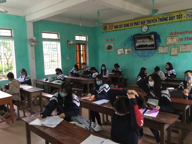 Chùm ảnh học sinh đi học lại: Ngồi cách nhau 1.5m, hạn chế nói chuyện, đeo khẩu trang đầy đủ - Ảnh 5.