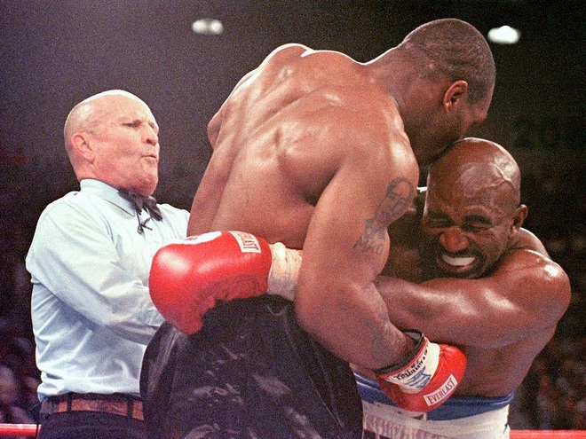 Số phận bi đát của huyền thoại quyền Anh bị Mike Tyson cắn đứt tai: Nửa tỷ đô bốc hơi, phải bán nhà, bán nhẫn, bán cả huy chương trả nợ - Ảnh 1.