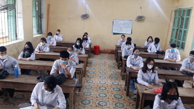 Chùm ảnh học sinh đi học lại: Ngồi cách nhau 1.5m, hạn chế nói chuyện, đeo khẩu trang đầy đủ - Ảnh 4.