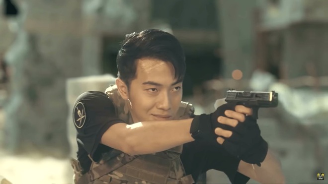 Chán làm streamer, vợ chồng Cris Phan - Mai Quỳnh Anh nhập vai du kích, chiến đấu tưng bừng trong Call Of Duty: Mobile VN - Ảnh 2.