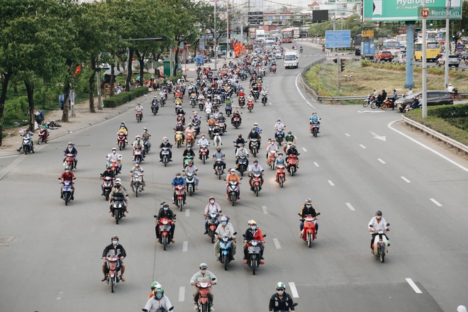 Phà Cát Lái kẹt xe nghiêm trọng do hàng nghìn người đổ về hướng Đồng Nai, Vũng Tàu nghỉ lễ 30/4 - Ảnh 8.