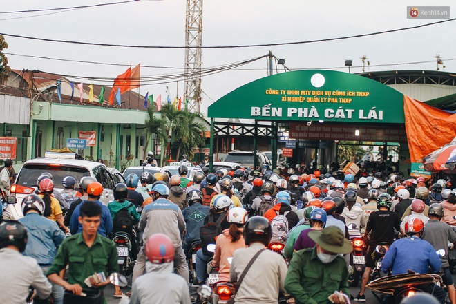 Phà Cát Lái kẹt xe nghiêm trọng do hàng nghìn người đổ về hướng Đồng Nai, Vũng Tàu nghỉ lễ 30/4 - Ảnh 11.