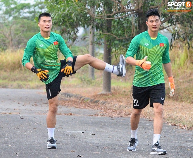 Nổi da gà xem cảnh cựu thủ môn U23 Việt Nam đuổi rắn hổ mang trong vườn nhà - Ảnh 3.
