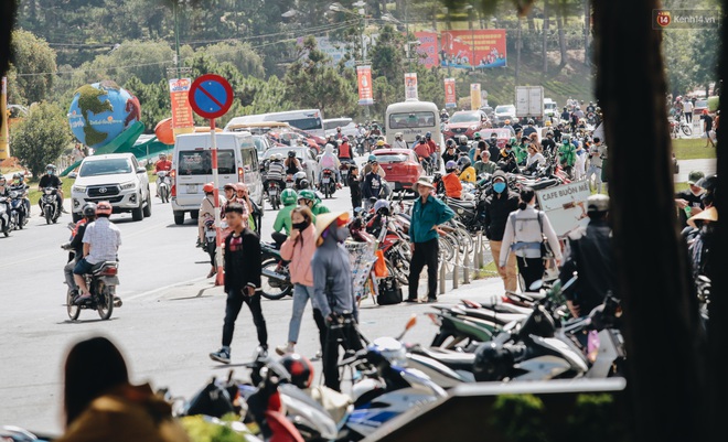 Đà Lạt đông nghịt khách từ sáng 30/4, hàng nghìn người xếp hàng vào các khu du lịch để vui chơi - Ảnh 2.