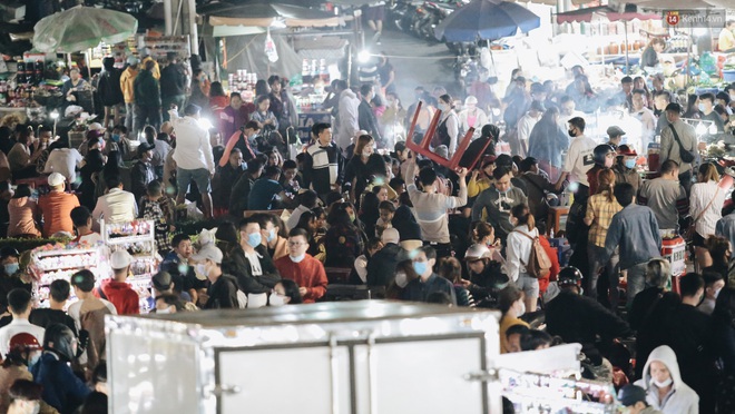 Chùm ảnh: Chợ đêm Đà Lạt đông kinh hoàng, khách du lịch ngồi la liệt để ăn uống dịp nghỉ lễ - Ảnh 7.