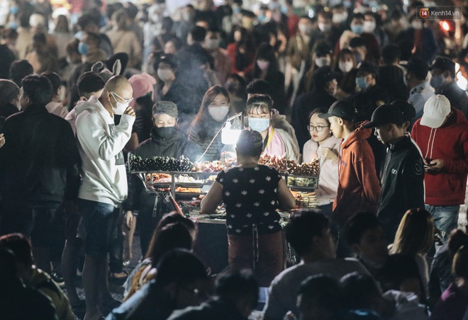 Chùm ảnh: Chợ đêm Đà Lạt đông kinh hoàng, khách du lịch ngồi la liệt để ăn uống dịp nghỉ lễ - Ảnh 4.