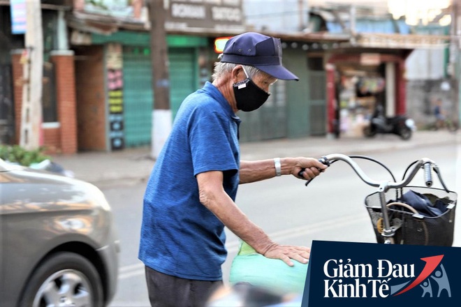 Dùng xe tải phát hơn 4 tấn gạo miễn phí cho người nghèo để tránh tập trung đông người trong mùa dịch - Ảnh 2.