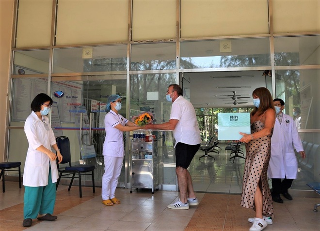Bệnh nhân Covid-19 thứ 57 xuất viện, tặng hoa và cúi đầu cảm ơn bác sĩ bằng tiếng Việt - Ảnh 3.