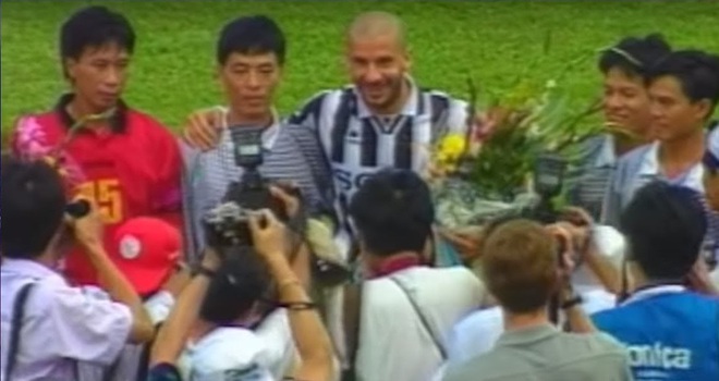5 lần ông lớn của bóng đá thế giới đối đầu với Đội tuyển Việt Nam: Lionel Messi lỡ hẹn, huyền thoại từng chịu cảnh tù đày Ronaldinho góp mặt - Ảnh 2.