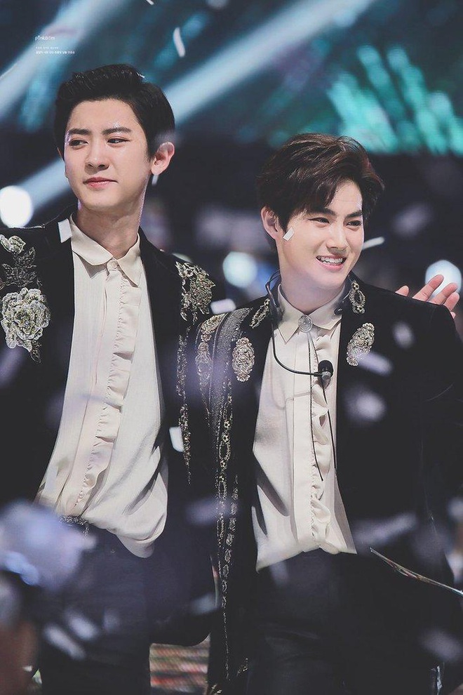 Cưng xỉu: Suho (EXO) đi diễn một mình cô đơn, Chanyeol “đột kích” xông ra từ... tủ quần áo để tặng hoa cổ vũ khiến ai nấy đều “hú hồn” - Ảnh 5.