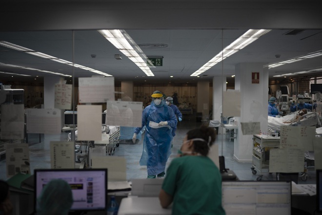 Phòng điều trị cho người nhiễm Covid-19 ở Tây Ban Nha: Căng thẳng tột độ, hơn phân nửa bệnh nhân phải nằm sấp với tình trạng lành ít dữ nhiều - Ảnh 3.