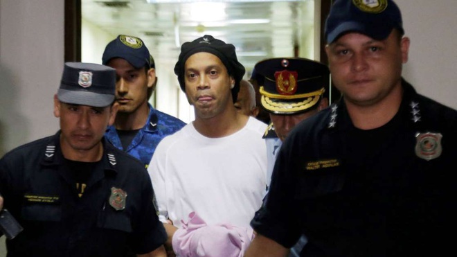 Ronaldinho lần đầu chia sẻ về những ngày tháng phải ngồi tù: Tôi sốc nặng khi biết mình bị tống giam. Thật không thể tưởng tượng nổi! - Ảnh 1.
