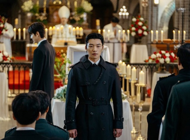 Lee Min Ho đi đám ma lại cười mỉm, cận vệ Woo Do Hwan đi hộ tống át vía cả hoàng đế ở loạt ảnh trước giờ G Quân Vương Bất Diệt - Ảnh 1.